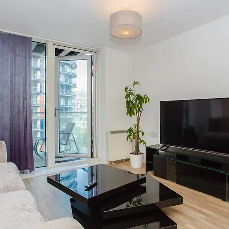 1 Bed In Canary Wharf With Vibrant City Views